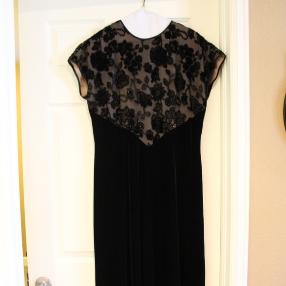 STUNNING HOLIDAY / SPECIAL OCCASSION VELVET DRESS - Picture 3 of 3
